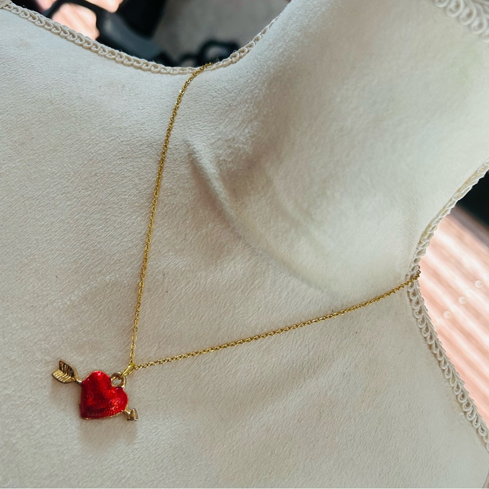 Vintage heart with arrow pendant on chain necklace